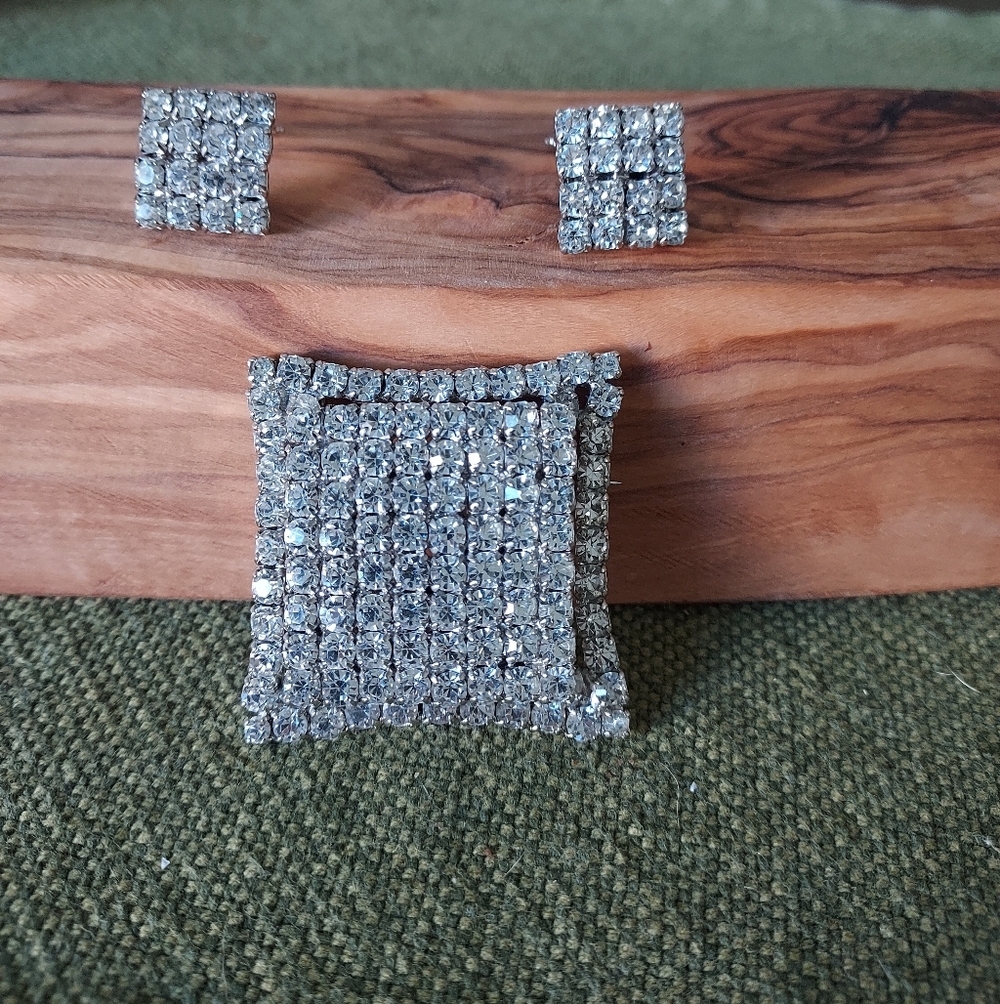 Vintage Silver and Crystal  Jewelry Set , Earring Are Clip. All Stones In Tact